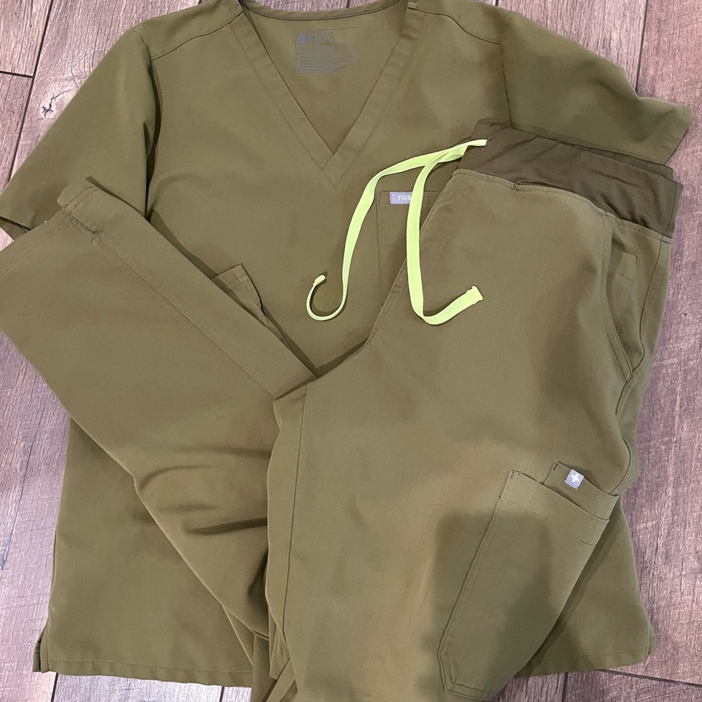 Figs Martin Olive. L top/L tall pant